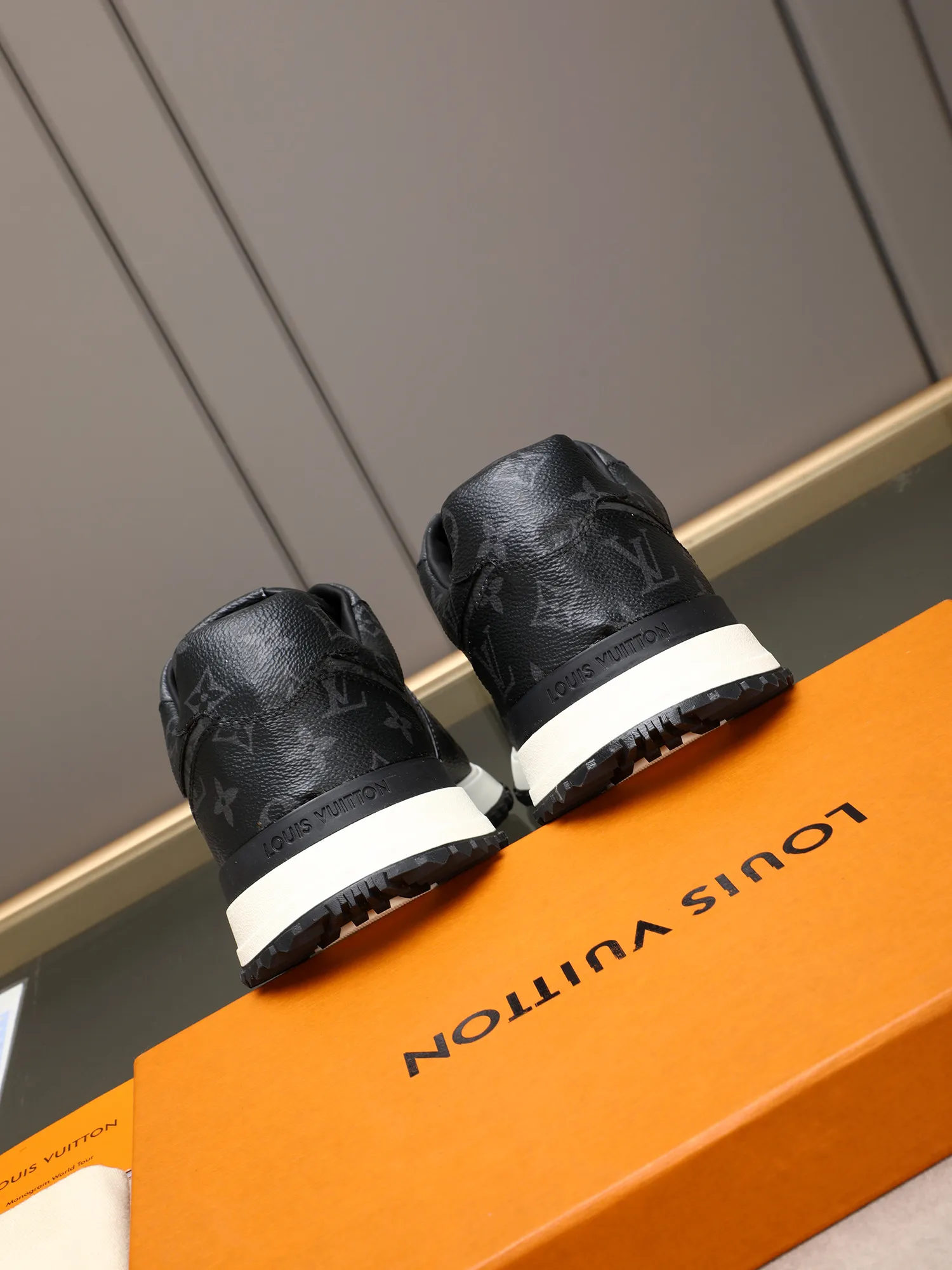 Men's Shoes 💰660 L The Run Away Maxi sneaker debuts in the 2025 collection and continues the iconic design of the Run Away sneaker. The smooth cowhide leather upper features contrasting LV lettering and Vuitton logos, and a lightweight rubber wedge outsole evokes running shoe construction. High level of comfort. Looks good, wears well and matches well. Worth buying! 7 color selection size: 39-44 (45 customized)